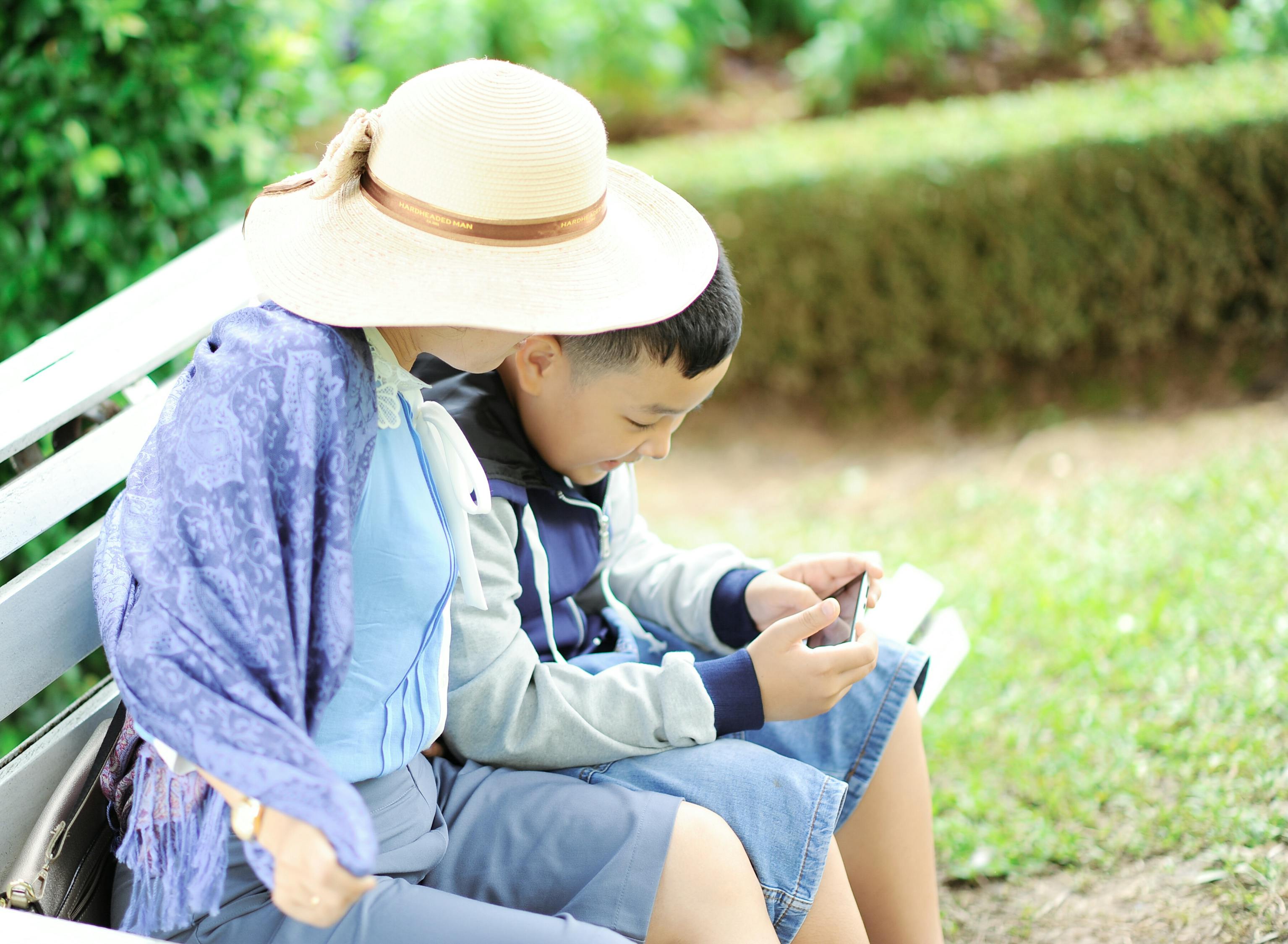 两个试管代生的孩子交换吃奶视频（两个小孩交换食物）